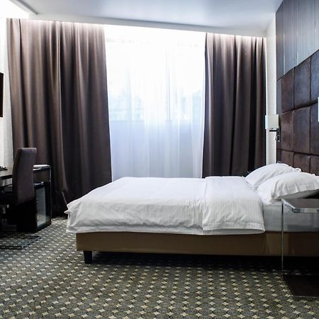 Park Hotel Dnipro Esterno foto