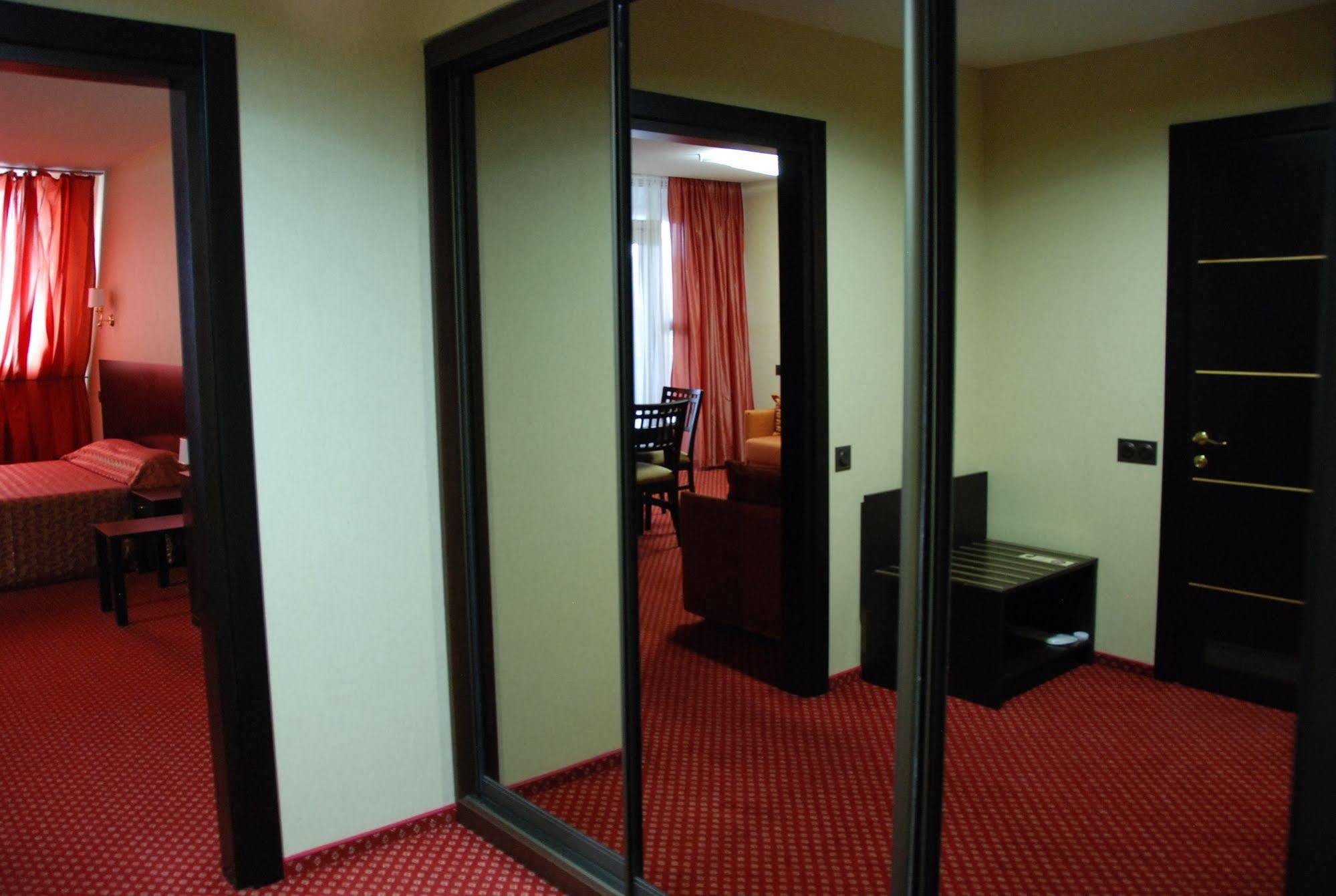 Park Hotel Dnipro Esterno foto
