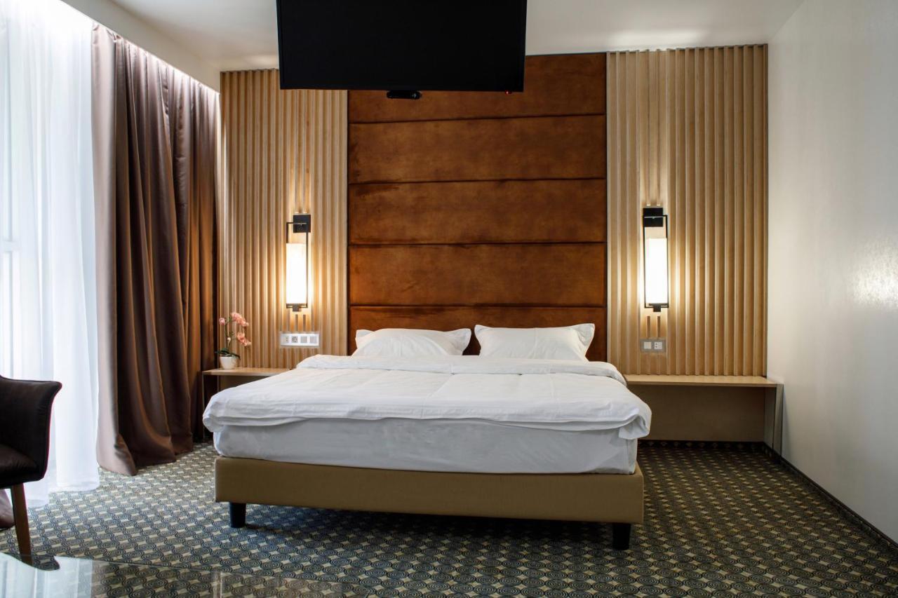 Park Hotel Dnipro Esterno foto